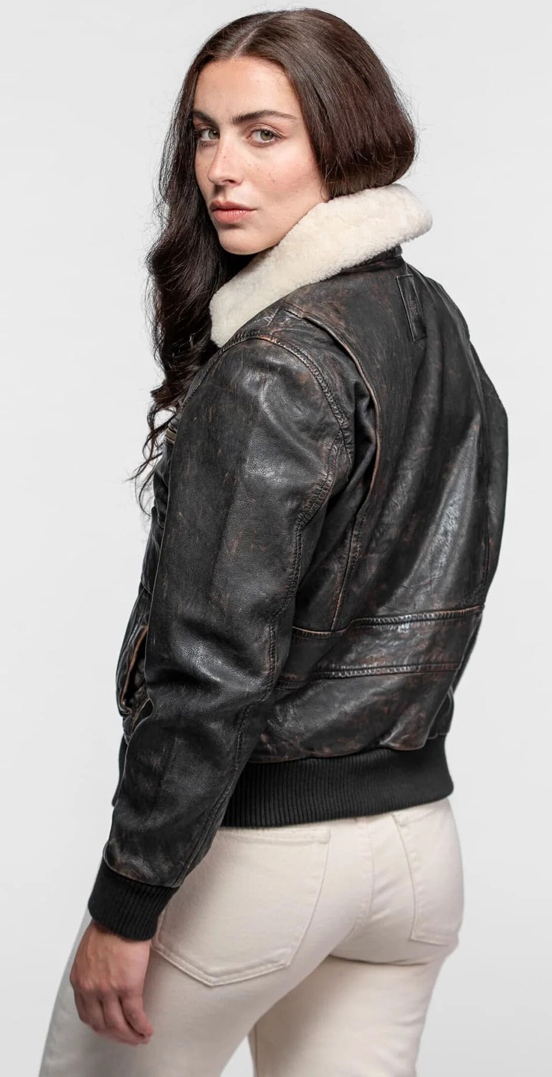 103749-BUTLER-BLACK_8_-min