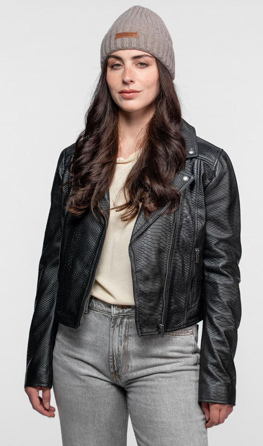 104463-AVA-BLACK_1_-min