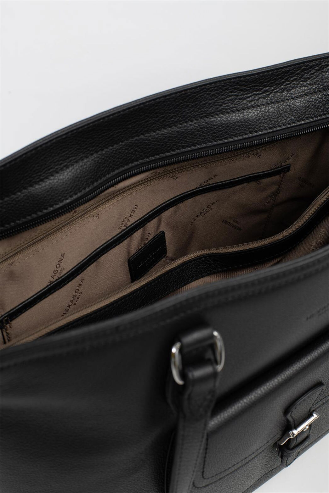 6880222-noir-interieur