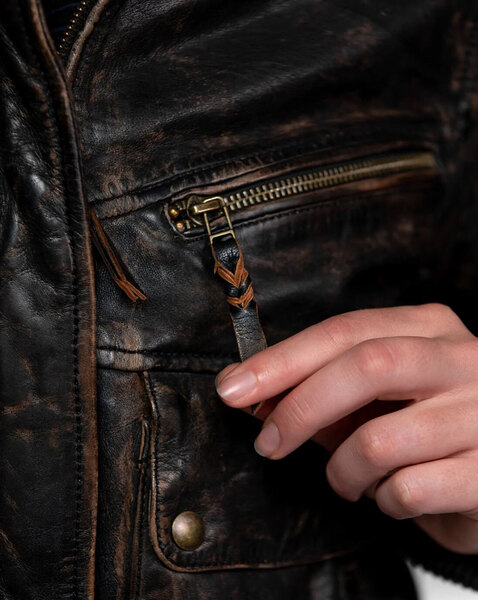 103749-BUTLER-BLACK_7_-min