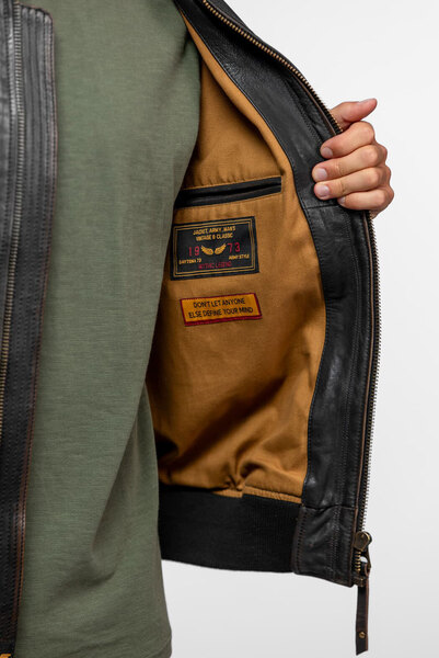 104385-FERBER-BLACK_5_-min