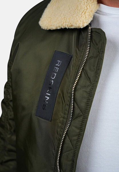 tage-allport-kaki-zoom